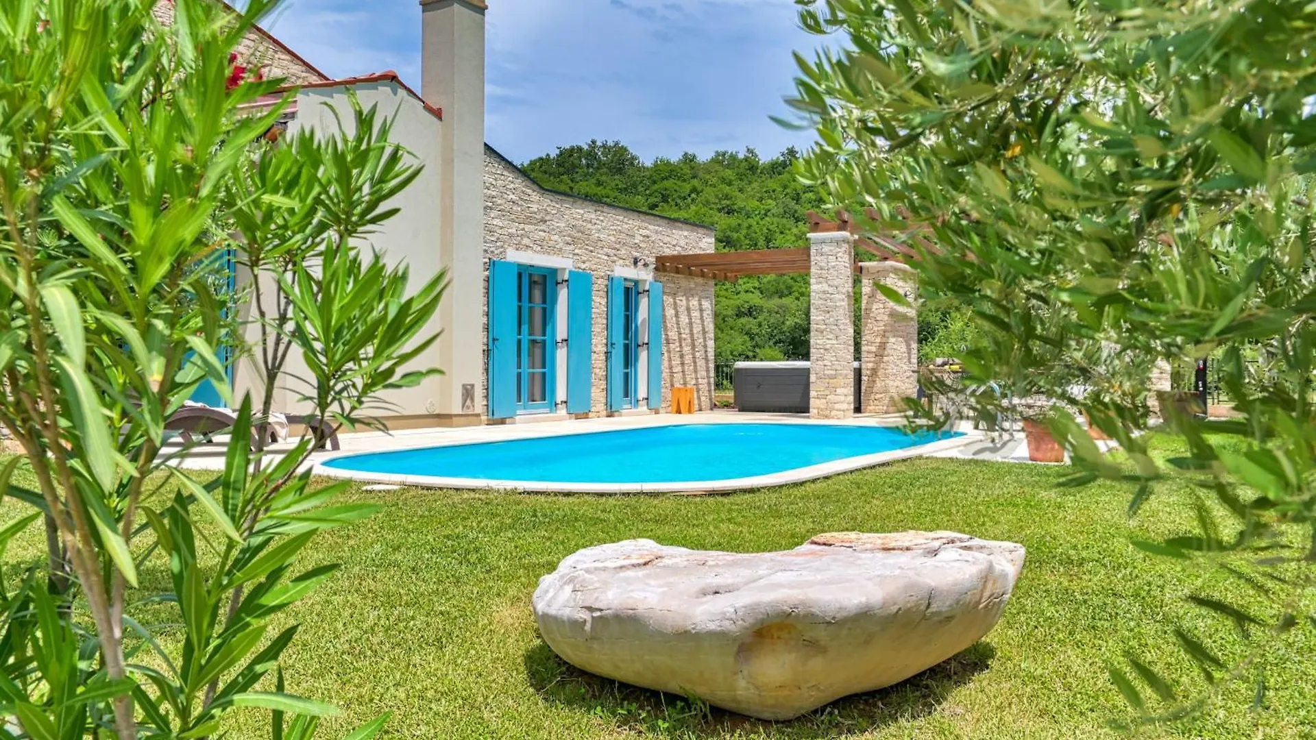 Villa Griota For 8 People Near Umag With Private Pool, Jacuzzi & Sea View - Pet Friendly Vilanija
