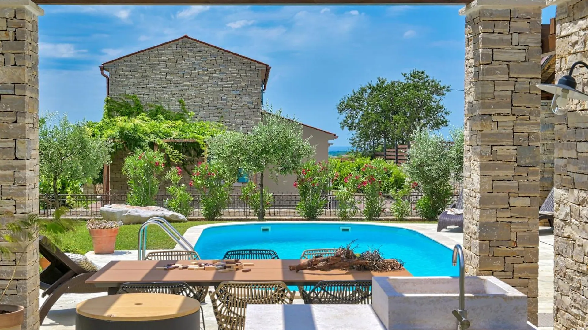 Villa Griota For 8 People Near Umag With Private Pool, Jacuzzi & Sea View - Pet Friendly Vilanija