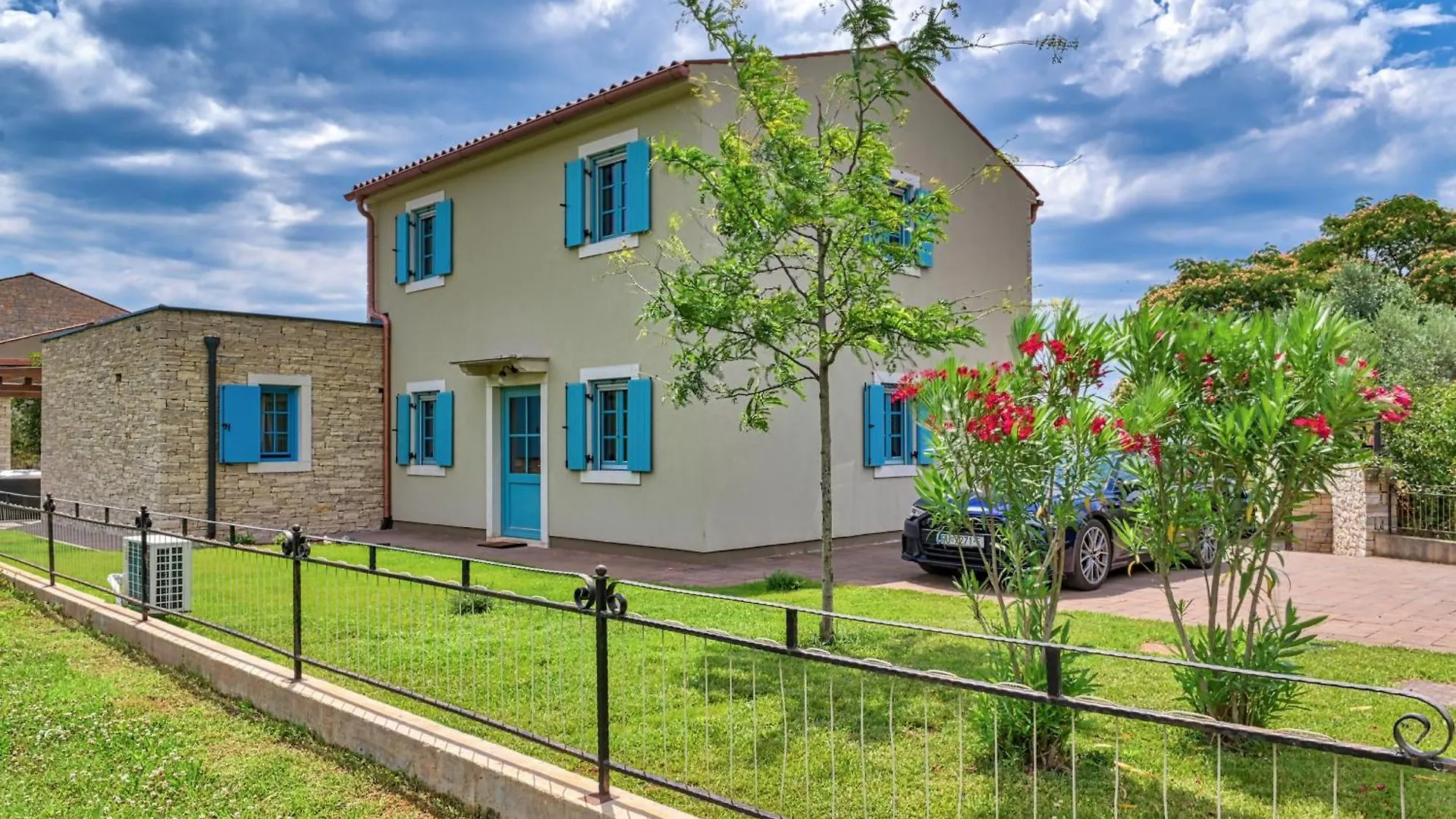 Contacts de Villa Griota For 8 People Near Umag With Private Pool, Jacuzzi & Sea View - Pet Friendly